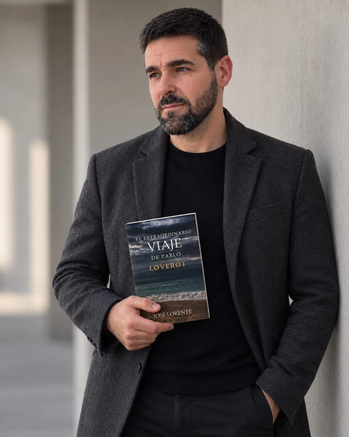 José Lorente sosteniendo Loverot, primera novela de su trilogía de fantasía